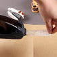 📦 50% DESCONTO POR TEMPO LIMITADO! ✂️ Cortador de fita portátil – operação com uma só mão, lâmina oculta para segurança. Compatível com fitas de 12/19 mm. 🛡️