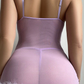 Conjunto de duas peças sexy com vestido de alças finas e calcinha fio dental.