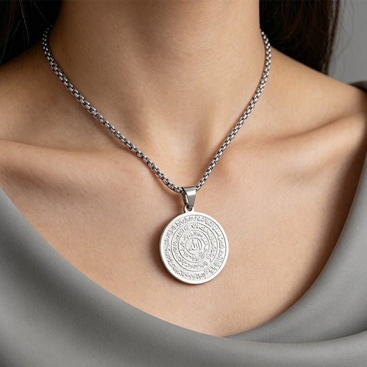 📿50% DESCONTO JÁ! Colar com Pendente de Caligrafia Árabe em Aço Inoxidável - Colar com Medalhão Redondo com Versículo Islâmico Gravado, Joia Religiosa para Oferta para Homem e Mulher